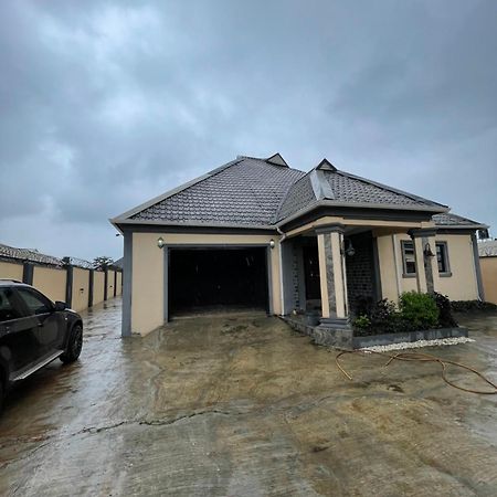 An Entire Rare Stylish 4-Bedroom Bungalow Akure Extérieur photo