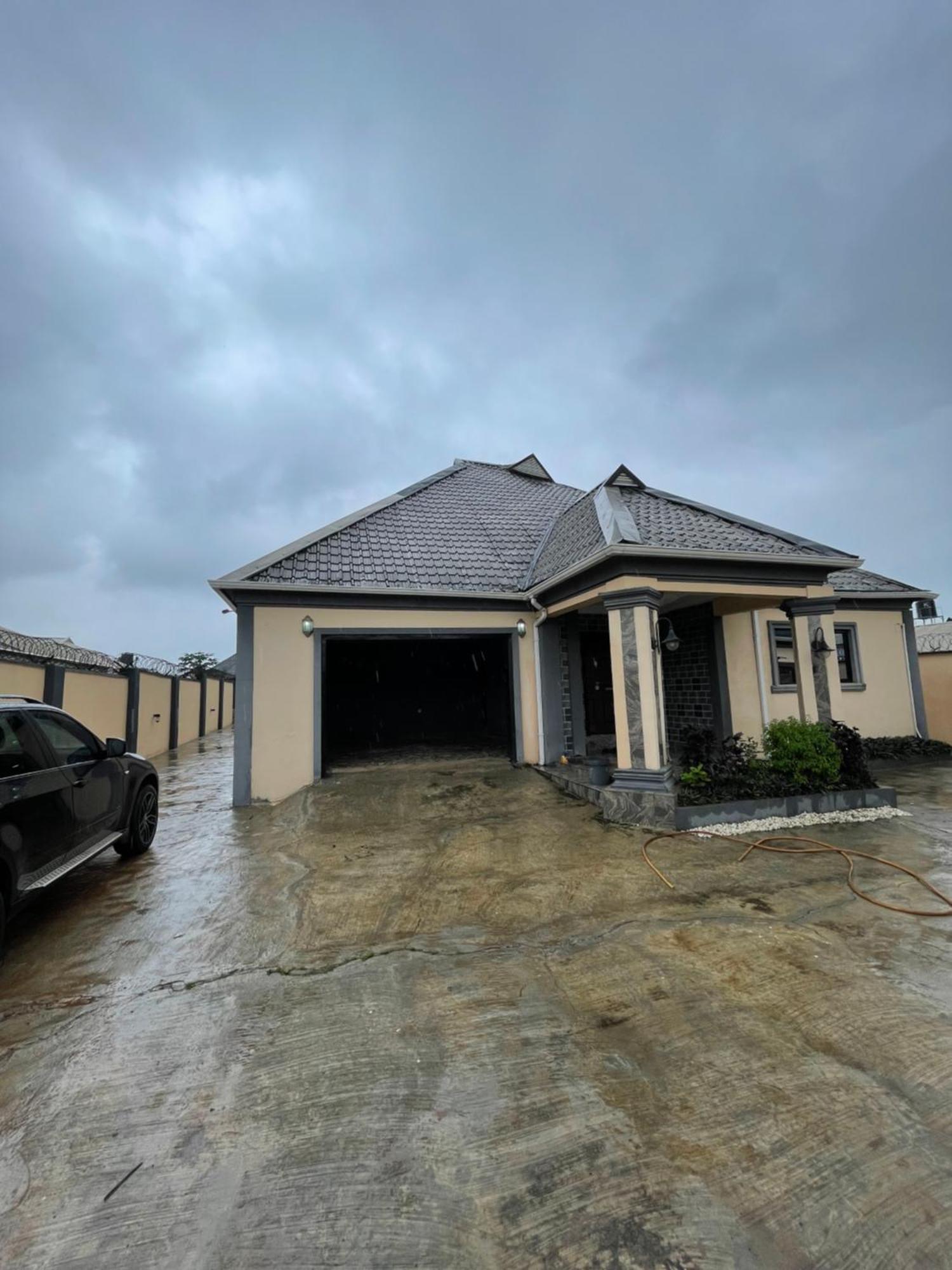 An Entire Rare Stylish 4-Bedroom Bungalow Akure Extérieur photo